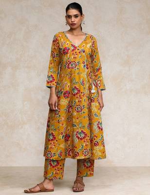 Floral Printed V-Neck Angrakha Kurta With Trousers 2