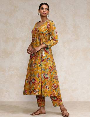 Floral Printed V-Neck Angrakha Kurta With Trousers 4
