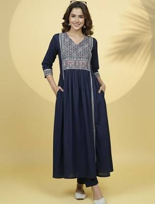 Women Ethnic Motifs Embroidered Empire Thread Work Kurta with Trousers 3