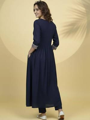 Women Ethnic Motifs Embroidered Empire Thread Work Kurta with Trousers 4