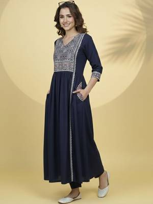 Women Ethnic Motifs Embroidered Empire Thread Work Kurta with Trousers 5