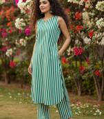 Women Printed Regular Kurta with Trousers