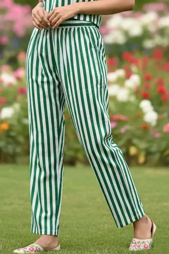 Women Printed Regular Kurta with Trousers