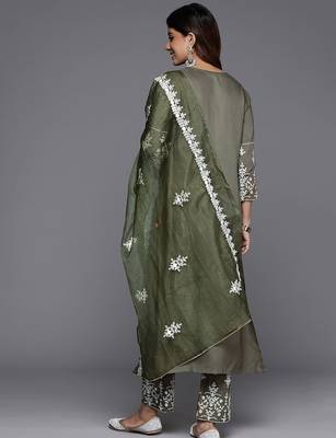 Ethnic Motif Thread Embroidered Kurta with Embroidered Trousers & Dupatta 7