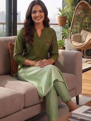 Women Ombre Dyed Regular Thread Work Kurta with Trousers 3