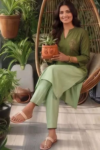 Women Ombre Dyed Regular Thread Work Kurta with Trousers