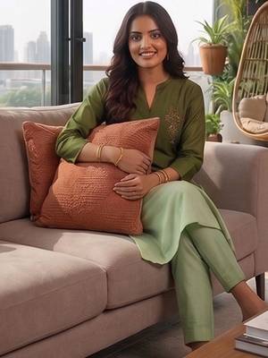 Women Ombre Dyed Regular Thread Work Kurta with Trousers 5