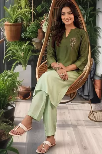 Women Ombre Dyed Regular Thread Work Kurta with Trousers