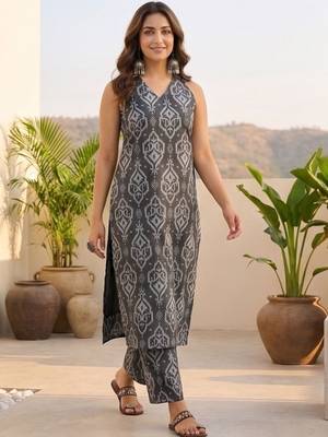 Women Ethnic Motifs Dyed Regular Kurta with Trousers 1