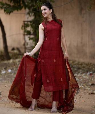 Beautiful maroon embroidered tussar silk sleeveless kurta set 4