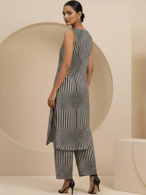 Women Printed Regular Kurta with Palazzos 5