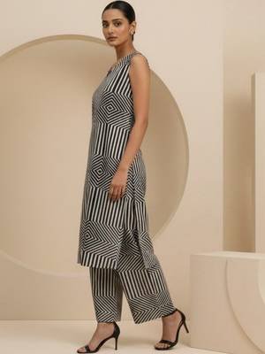 Women Printed Regular Kurta with Palazzos 6
