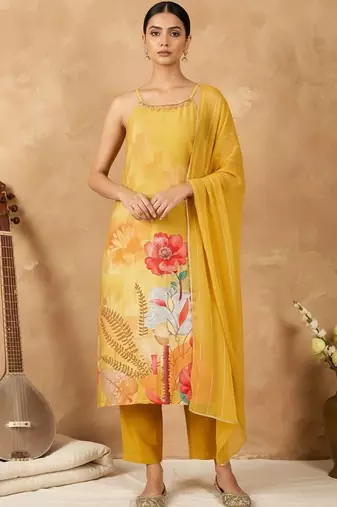 Women Floral Printed Regular Beads and Stones Kurta with Trousers & With Dupatta