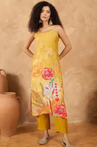 Women Floral Printed Regular Beads and Stones Kurta with Trousers & With Dupatta
