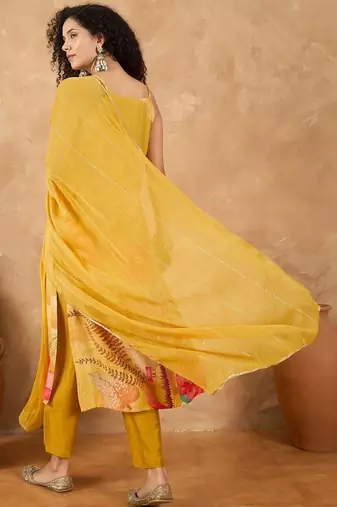 Women Floral Printed Regular Beads and Stones Kurta with Trousers & With Dupatta