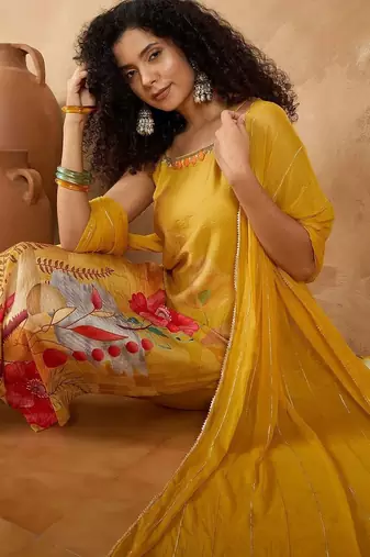 Women Floral Printed Regular Beads and Stones Kurta with Trousers & With Dupatta