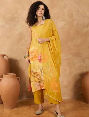 Women Floral Printed Regular Beads and Stones Kurta with Trousers & With Dupatta 6