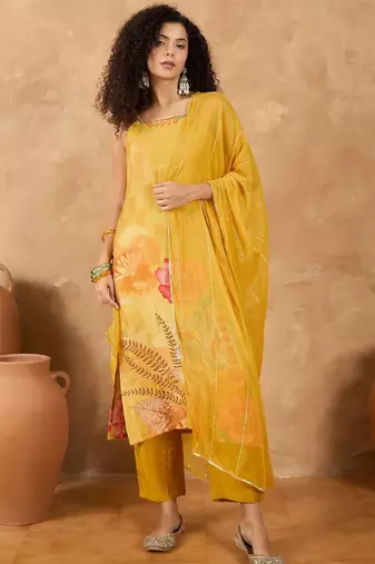 Women Floral Printed Regular Beads and Stones Kurta with Trousers & With Dupatta