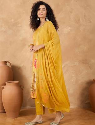 Women Floral Printed Regular Beads and Stones Kurta with Trousers & With Dupatta 7