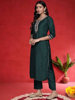Women Geometric Embroidered Kurta with Trousers & Dupatta 4