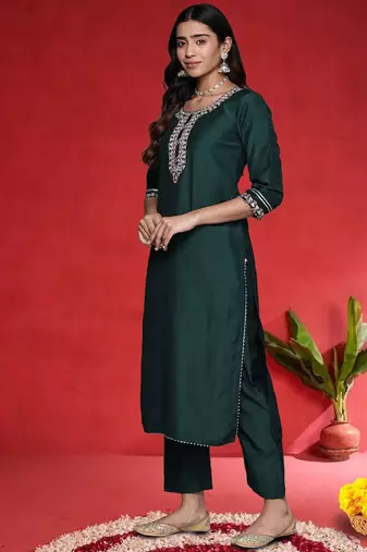 Women Geometric Embroidered Kurta with Trousers & Dupatta