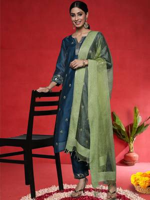 Floral Embroidered Notch Neck Zari Straight Kurta & Trousers With Dupatta 6