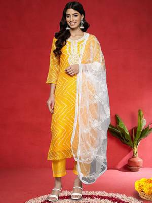 Floral Embroidered Thread Work Straight Kurta With Palazzos & Dupatta 1