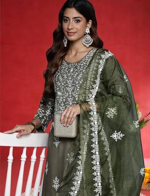 Women Embroidered Thread Work Pure Cotton Kurta with Trousers & Dupatta 2