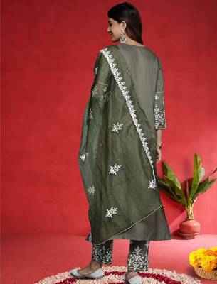 Women Embroidered Thread Work Pure Cotton Kurta with Trousers & Dupatta 5
