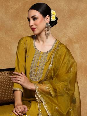 Floral Embroidered Zari Straight Kurta With Trousers And Dupatta 2
