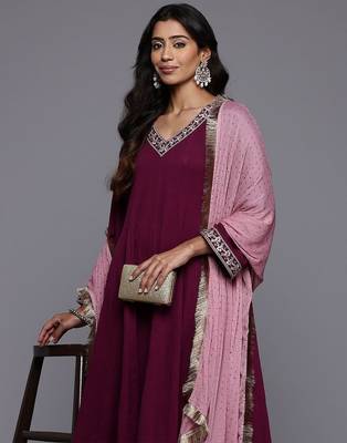 Floral Yoke Design Zari Pleated Kurta With Trousers & Dupatta 2