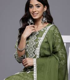 Women Floral Printed Regular Thread Work Pure Silk Kurta With Trousers & Dupatta
