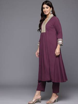 Yoke Design Pleated Sequinned Crepe Kurta with Trousers 4