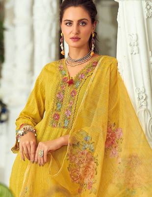 Women Floral Printed Regular Thread Work Pure Cotton Kurta 1