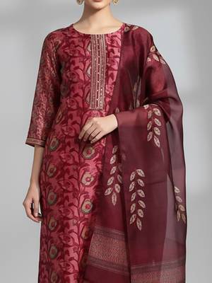 Women Floral Printed Regular Kurta with Trousers & With Dupatta 2