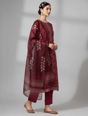 Women Floral Printed Regular Kurta with Trousers & With Dupatta 3