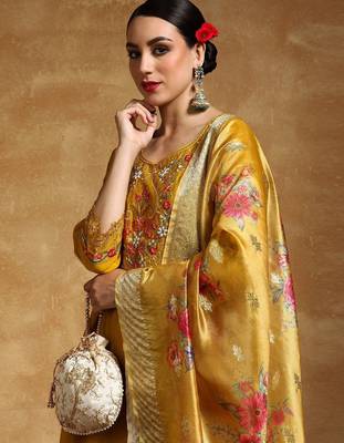 Women Floral Embroidered Regular Thread Work Kurta with Trousers & With Dupatta 2