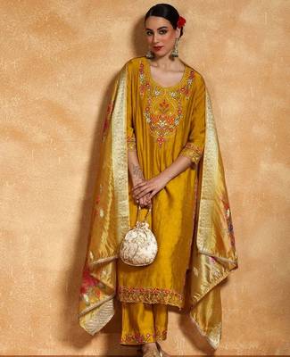 Women Floral Embroidered Regular Thread Work Kurta with Trousers & With Dupatta 1