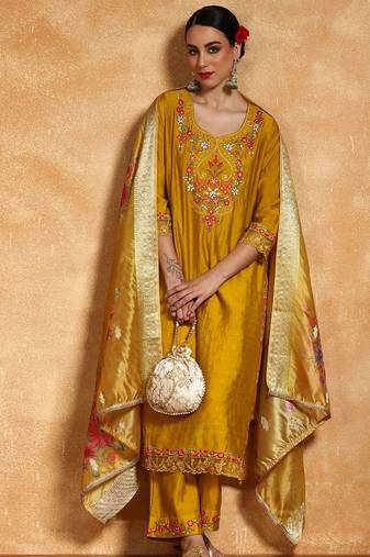 Women Floral Embroidered Regular Thread Work Kurta with Trousers & With Dupatta
