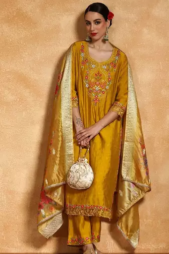 Women Floral Embroidered Regular Thread Work Kurta with Trousers & With Dupatta