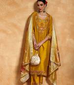 Women Floral Embroidered Regular Thread Work Kurta with Trousers & With Dupatta
