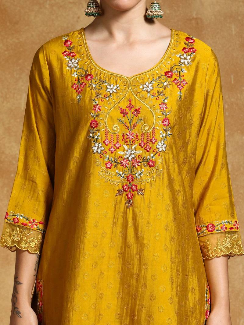 Women Floral Embroidered Regular Thread Work Kurta with Trousers & With Dupatta