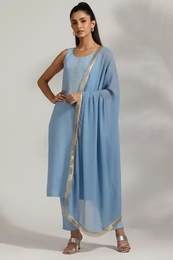 Women Regular Thread Work Silk Crepe Kurta with Trousers & With Dupatta