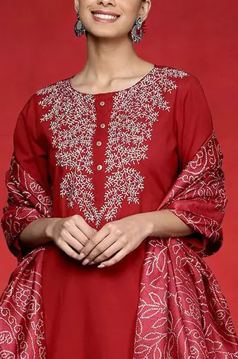 Floral Embroidered Round Neck Zari Straight Kurta With Trousers And Dupatta