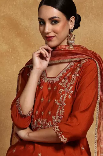 Women Floral Embroidered Regular Kurta with Trousers & With Dupatta