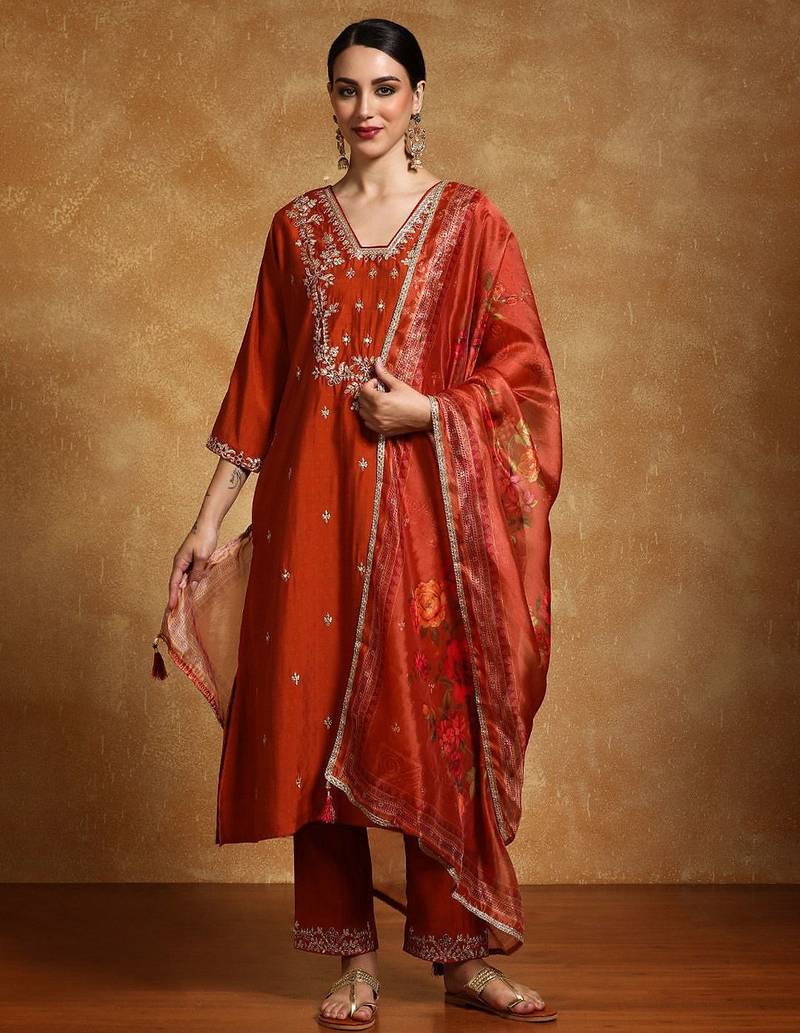 Women Floral Embroidered Regular Kurta with Trousers & With Dupatta