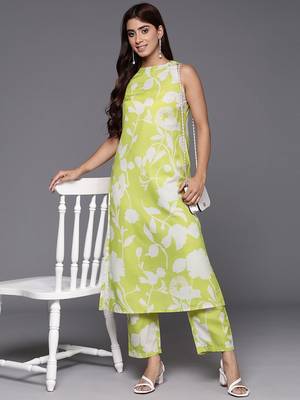 Women Floral Printed Regular Kurta with Trousers 1