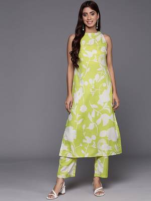 Women Floral Printed Regular Kurta with Trousers 4
