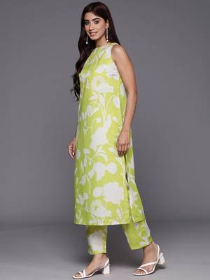 Women Floral Printed Regular Kurta with Trousers 5