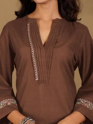 Women Regular Mandarin Collar Thread Work Kurta with Trousers 3